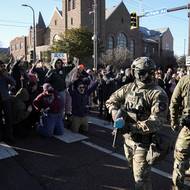 „Mám pocit, jako by naše komunita čelila obléhání naší vlastní federální vládou,“ řekl pro New York Times demokratický poslanec státu Minnesota Michael Howard. Podle něj byl onen zaměstnanec Targetu později propuštěn. Ministerstvo vnitřní bezpečnosti uvedl, že byl zadržen v souvislosti s napadením federálních agentů. Není jasné, jestli byl z něčeho obviněn.

(Minneapolis, 13. ledna.)