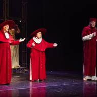 Na poslední fotografii je Maděrič ze zřejmě již definitivní derniéry Galilea, která se v květnu 2024 konala v Divadle Hybernia.