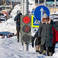 Příval sněhu také téměř zastavil svoz odpadu, protože komunální vozy nejsou s to projet ke kontejnerům. Krajská zařízení a školy přešly na dálkový provoz.