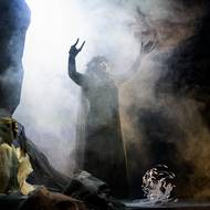 Aco Bišćević v roli čarodějnice a Markéta Cukrová jako Dido.