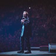 S humornou vložkou přišel herec a komik Štěpán Kozub. „Předevčírem mi volal Leoš, jestli mám volno. Kladl mi na srdce, abych byl hlavně slušný,“ řekl Kozub, který prý pozvání přijal, protože ví, jaké je přijít o někoho blízkého.