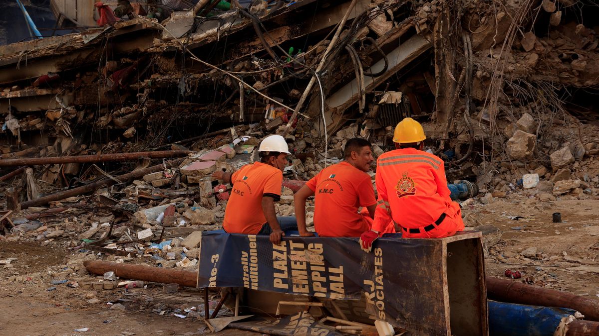 Bilance požáru v Pákistánu stoupla na 28 mrtvých, desítky lidí se pohřešují