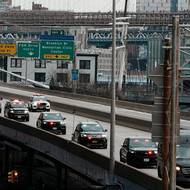 Kolona vozidel, u které se předpokládá, že převážela Nicoláse Madura. 