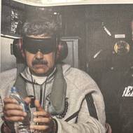 Americké speciální jednotky Delta Force dopadlo venezuelského autoritářského prezidenta Nicoláse Madura v sobotu v jednom z jeho sídel v Caracasu. Zatčení provázely americké letecké údery. Vojáci Madura přepravili na palubu vrtulníkové lodi USS Iwo Jima. Tento snímek Madura z paluby plavidla zveřejnil přímo americký prezident Donald Trump.