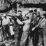 Batistův režim postupně ztrácel podporu obyvatel i Spojených států. Korupce a brutalita armády vyvolávaly odpor. Ekonomická situace se zhoršovala. Morálka vládních jednotek klesala.
(Castro zaučuje partyzánské bojovníky, kteří se připojili k jeho ozbrojeným silám v Sierra Maestra, 1953.)