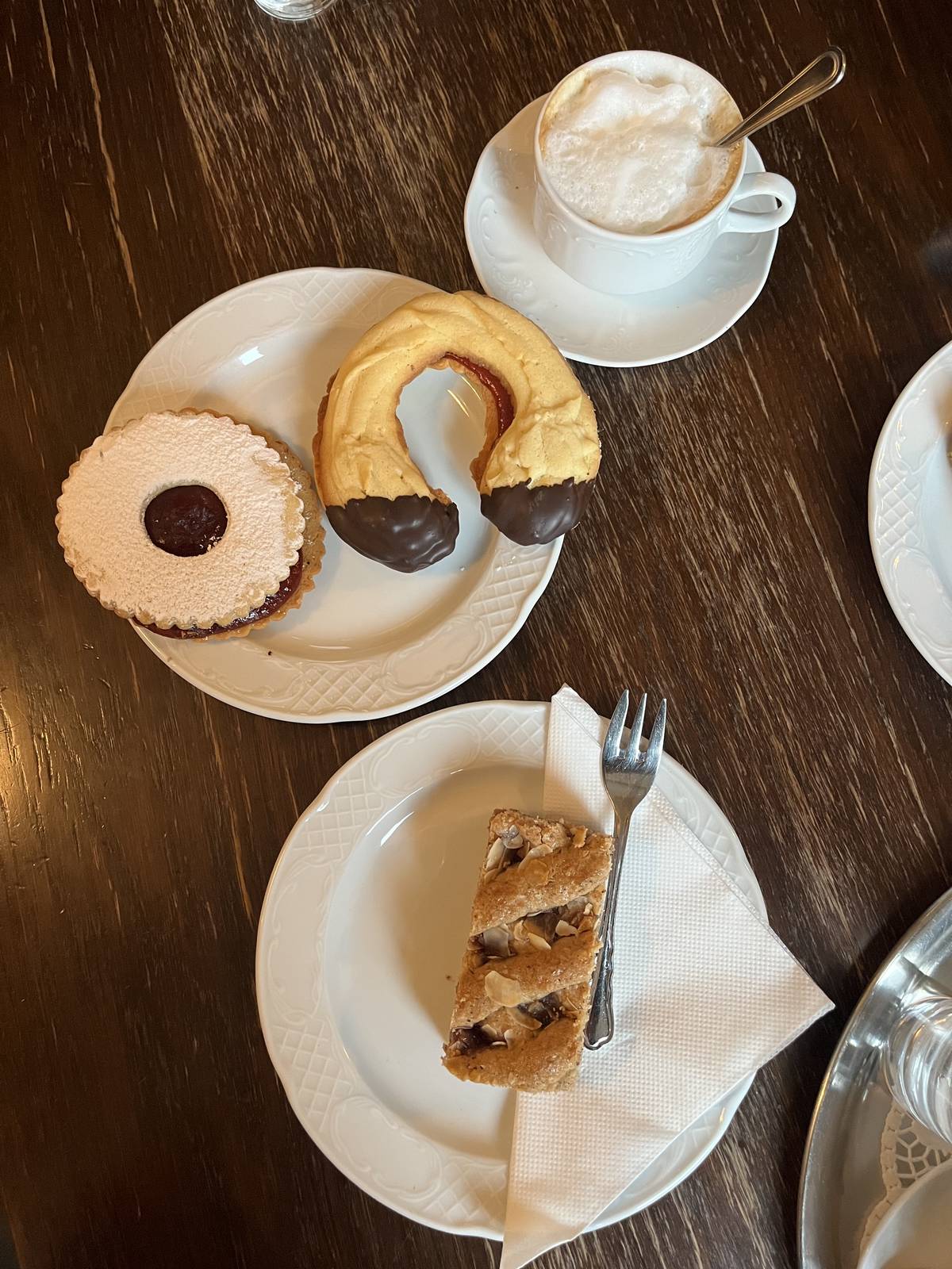 Uvnitř můžete ochutnat všechny druhy lineckého těsta. 