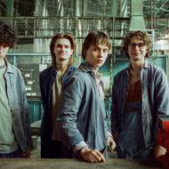 V popředí je Maxmilián Kocek jako Jiří Straka.