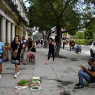 Kubánský režim má ale s krizemi zkušenosti. Po pádu Sovětského svazu v roce 1991 byl viditelně oslabený, ale podařilo se mu překonat těžkou ekonomickou krizi tím, že se země otevřela turistům a zahraničním investorům.

(Havana, 11. ledna.)