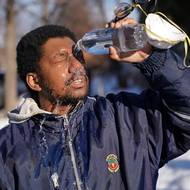 Morales je prý vděčný sousedům, kteří vyšli ven, někteří v teplákách a pyžamech, aby zásah proti němu zdokumentovali. Věří, že právě kvůli jejich přítomnosti ho nakonec agenti nechali na pokoji.

(Muž si oplachuje oči po zasažení slzným plynem během razie v Minneapolis, 13. ledna.)