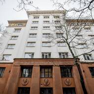 Přístavba z 50. let ve stylu sorely. 