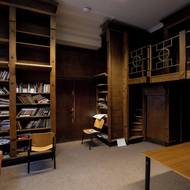 Zachovala se i původní knihovna. 