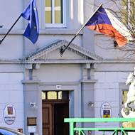 Střílelo se na obecním úřadě ve městě Chřibská. Útočník se patrně zabil sám.