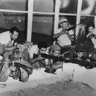 V roce 1958 zahájili povstalci rozsáhlou ofenzivu. Postupovali z venkova do měst. Získávali strategická území a železniční uzly. Batistova armáda se začala rozpadat.
(Na snímku z konce roku 1958 Castrovi bojovníci útočí na kasárny kubánské armády v Camajuaní.)