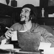 V roce 1955 Batista vyhlásil amnestii pro politické vězně. Castro byl propuštěn a odešel do mexického exilu. Zde začal organizovat novou revoluční skupinu. Právě zde se seznámil s Ernestem „Che“ Guevarou. V Mexiku vzniklo Hnutí 26. července, pojmenované podle data útoku na Moncadu. Skupina se připravovala na ozbrojený návrat na Kubu. Jejím cílem bylo svržení Batistova režimu. Členové procházeli vojenským výcvikem a ideologickou přípravou.
(Che Guevara na snímku z roku 1959.)