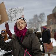 „Běžte domů, nacisti!“ znělo podle agentury AP jedno z hesel, které provolávali lidé shromáždění v mrazivém počasí na zasněžené ulici před federální budovou v Minneapolis. V Minnesotě i v celých Spojených státech už několik dnů pokračují protesty, které vyvolal středeční incident, při němž agent Úřadu pro imigraci a cla (ICE) zastřelil 37letou Renee Goodovou.
(Protestující před federální budovou, 11. ledna 2026 v Minneapolis v Minnesotě.)