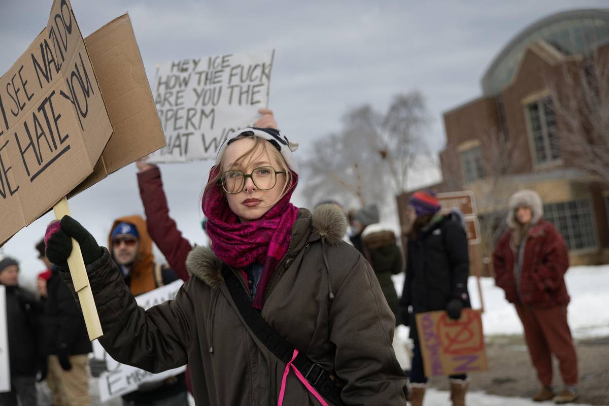 „Běžte domů, nacisti!“ znělo podle agentury AP jedno z hesel, které provolávali lidé shromáždění v mrazivém počasí na zasněžené ulici před federální budovou v Minneapolis. V Minnesotě i v celých Spojených státech už několik dnů pokračují protesty, které vyvolal středeční incident, při němž agent Úřadu pro imigraci a cla (ICE) zastřelil 37letou Renee Goodovou.

(Protestující před federální budovou, 11. ledna 2026 v Minneapolis v Minnesotě.)