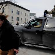 Pode poslance Michaela Howarda federální agenti většinou neměli zatykače a čekali na parkovištích obchodů a bytových komplexů, kde se zaměřovali na lidi jiné barvy pleti a žádali je o doklad o občanství.

(Agent ICE hrozí protestujícímu pepřovým sprejem poté, co zadržel jiného demonstranta, Minneapolis, 11. ledna.)