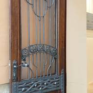 Také dveře v průchodu jsou krásně zdobené. 