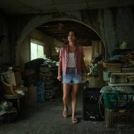 Sasha Calle jako Desi.