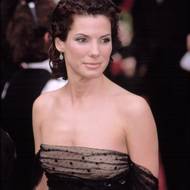 „Když žena vejde do místnosti, musí se za ní všichni otáčet,“ říkal návrhář. Důkazem tohoto tvrzení je i Sandra Bullock v jednom z jeho modelů na udílení Cen Akademie v březnu 2002 v Los Angeles.