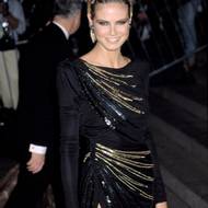 Heidi Klum v roce 2003 v šatech od Valentina s rozparkem. Tento model se objevil v rámci výstavy „Goddes“ (Bohyně) v Metropolitním muzeu umění v New Yorku.