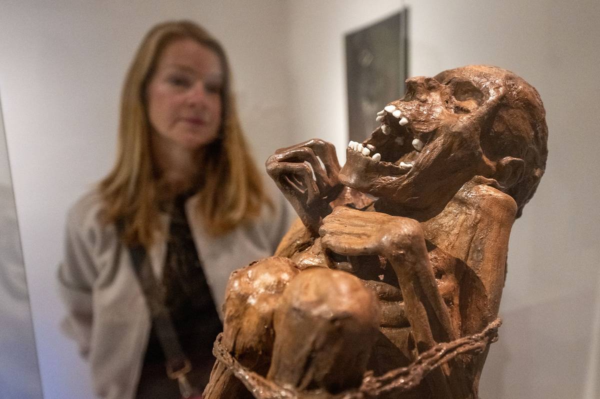 Na fotografii z výstavy děl Terezy Eisnerové, kterou lze do 22. února vidět v kutnohorském GASK, je keramika Mumie z roku 2020.