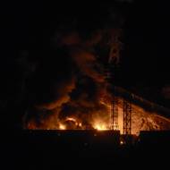 Bílý dům potvrdil, že nařídil údery proti vojenským cílům ve Venezuele, píše s odkazem na své zdroje americká televize CBS. Tento snímek ukazuje výbuch velké vojenské základny Fuerte Tiuna nedaleko Caracasu.