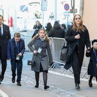 Slavná francouzská herečka a ochránkyně práv zvířat zemřela koncem prosince ve věku 91 let. Na fotografii na pohřeb přicházejí vnučka Théa Charrier a její děti.