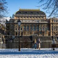 Zimní pohled na Národní divadlo ze Střeleckého ostrova.