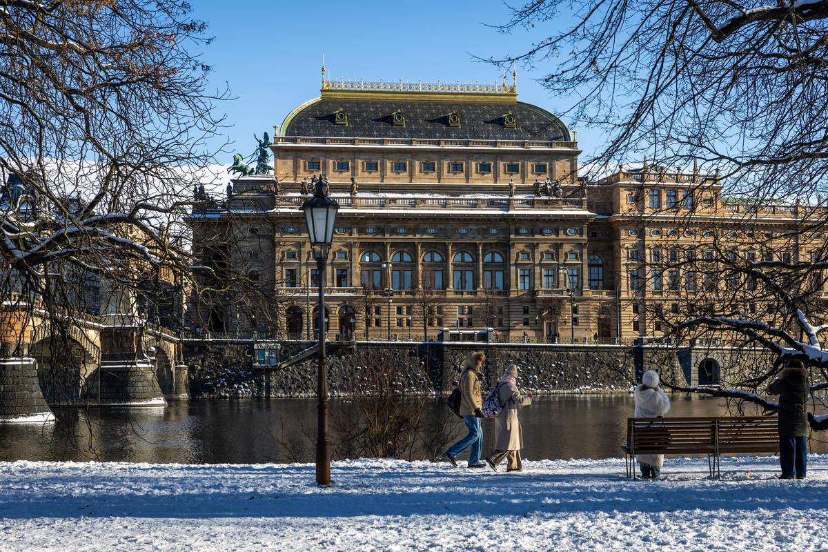 Zimní pohled na Národní divadlo ze Střeleckého ostrova.