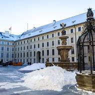 Na Pražském hradě je zimní údržba v plném proudu.