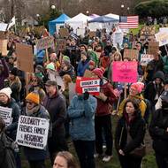 Noemová tvrdí, že neziskové organizace vycvičily demonstranty, aby cíleně najížděly do federálních agentů auty.
(Minneapolis, 11. ledna.)