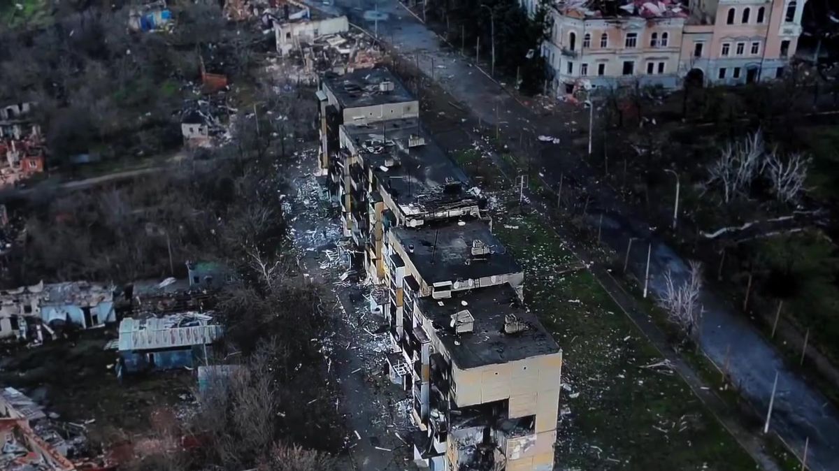 Video: Ukrajinci vztyčili vlajku ve městě, jehož dobytí oznamoval Putin