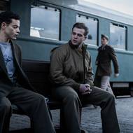 Rami Malek jako Douglas Kelley a Leo Woodall coby seržant Howie Triest.