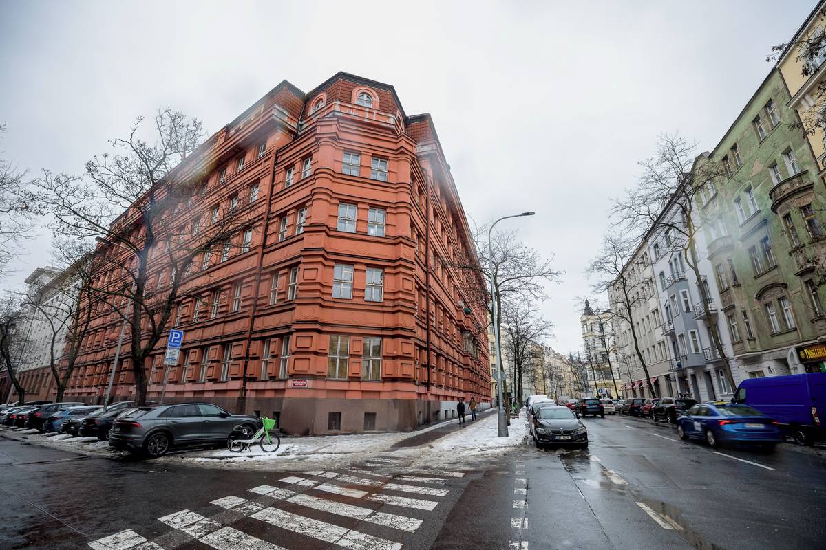 Fasády mají zachované plastické členění, ale zřejmě nemají původní barevné ladění - národní styl se vyznačoval kombinací červené a bílé barvy. 