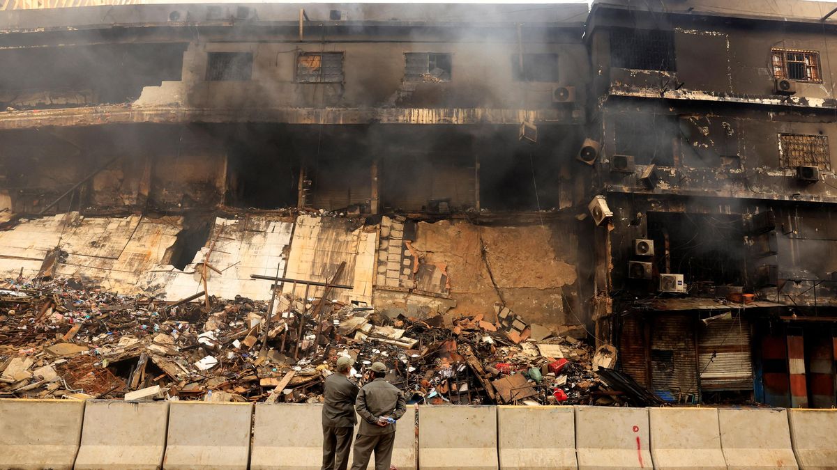 Při požáru nákupního centra v Karáčí zemřelo nejméně 11 lidí, 60 se pohřešuje