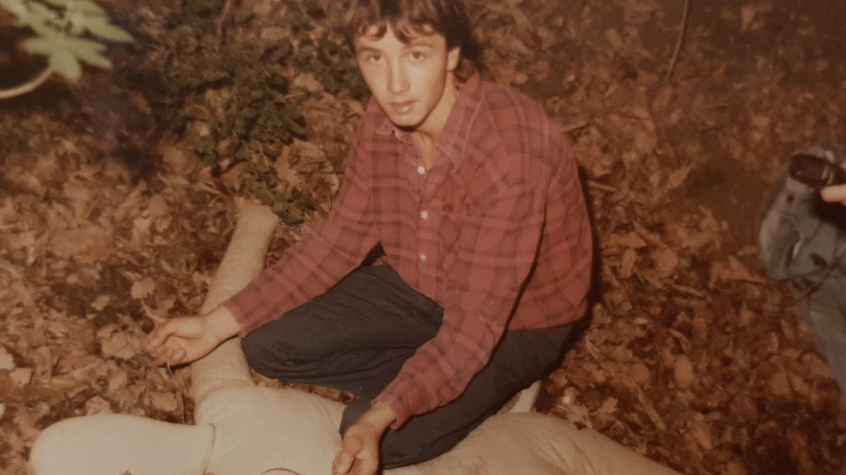 Temná minulost vraha Straky. V osmi rozbodal gauč nožem, byl u požáru stodoly