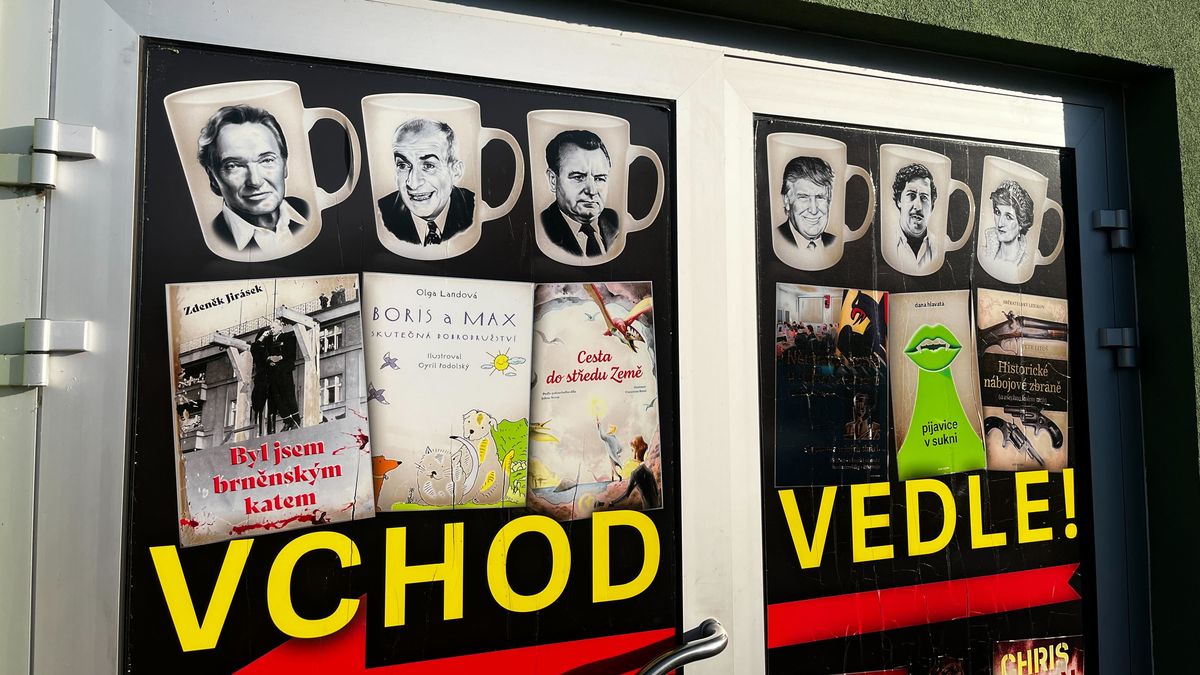 Hrnek s Gottwaldem, tričko s Husákem. Obchod vydělává na zakázaných komunistech