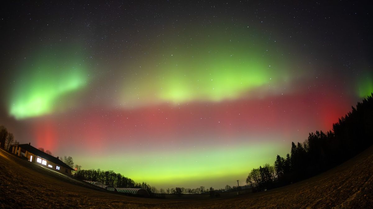 Fotky: Noční oblaha se zbarvila. Polární záře byla vidět i v Česku