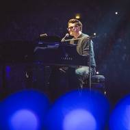 Před půl osmou předstoupil před téměř dvacet tisíc diváků Ondřej Brzobohatý, který zazpíval a na klavír zahrál song Mám tě rád. „Vyjadřuje přesně to, co mám v sobě,“ podotkl Leoš Mareš.