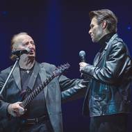 Nejstarším účinkujícím pondělního večera se stal Petr Janda. Ve dvaaosmdesáti letech zazpíval slavné skladby Otázky a Okno mé lásky skupiny Olympic.