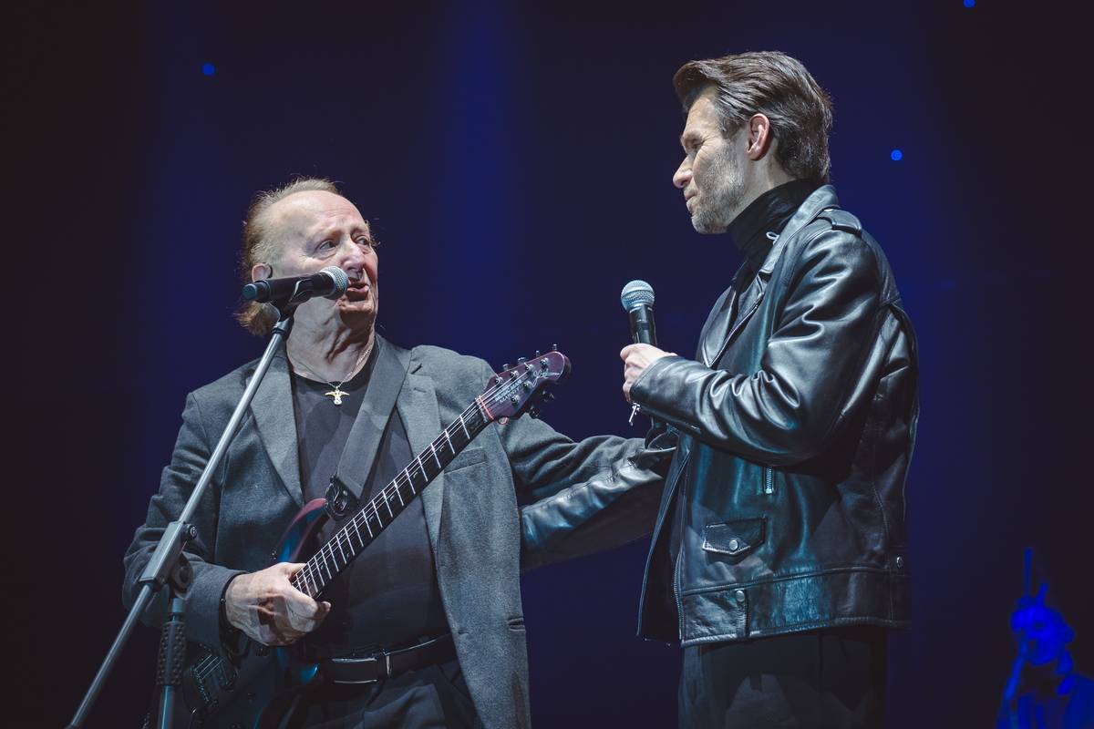 Nejstarším účinkujícím pondělního večera se stal Petr Janda. Ve dvaaosmdesáti letech zazpíval slavné skladby Otázky a Okno mé lásky skupiny Olympic.