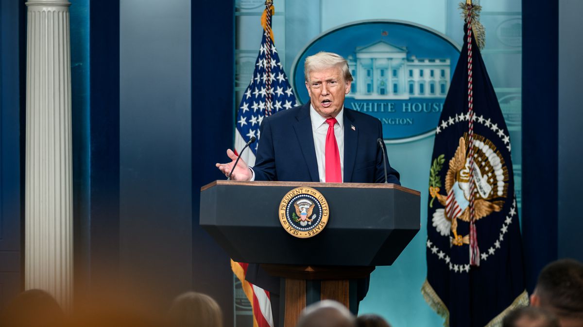 Trump o 10 procent zvýšil cla na některé zboží z Koreje, protože neschválila dohodu