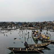 Úředníci státu Lagos tvrdí, že demolice byla nezbytná z bezpečnostních důvodů a z důvodu obnovy města. Všechny stavby postavené do 100 metrů od přenosových vedení, která vedou přes lagunu, byly určeny k odstranění.