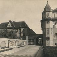 Grossmannova vila – historické foto, vlevo ozdobná zeď, vzadu vchod do domu, garáž a úřednický dům. 