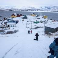 Trump hovoří o Grónsku jako o strategickém aktivu, které by mohl Washington zakoupit. Nad ostrovem drží svrchovanost Dánsko, ale ani Inuité, kteří zde žijí po staletí, tuto arktickou půdu „na papíře“ nevlastní.
(Grónské děti sáňkují o přestávce před svou školou v Kapisillitu, 20. ledna.)