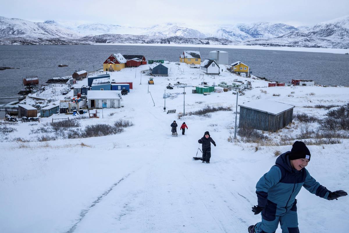 Trump hovoří o Grónsku jako o strategickém aktivu, které by mohl Washington zakoupit. Nad ostrovem drží svrchovanost Dánsko, ale ani Inuité, kteří zde žijí po staletí, tuto arktickou půdu „na papíře“ nevlastní.

(Grónské děti sáňkují o přestávce před svou školou v Kapisillitu, 20. ledna.)