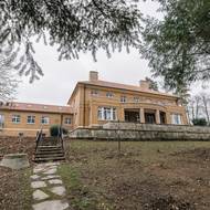 Dům stojí u lesa na západním svahu, v rozlehlé, krajinářsky upravené zahradě s lesními stromy.