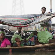 „Toto utrpení je příliš velké,“ řekl rybář Iyabo Olaleye, který přišel o dva domy. „Déšť promočil moje děti a já nemám kam jít.“