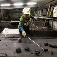 Po vytažení uhlí na povrch se na pásu třídicí linky oddělují od uhlí kameny a nečistoty. Je to ruční proces.